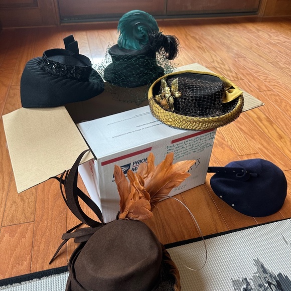 AMAZING 1940s\' BROWN FELT HAT - FEATHERED BRIM + TALL FEATHERS AND FELT STRIPS